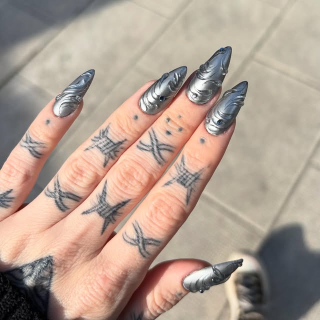 Ongles argentés aux reliefs chromés