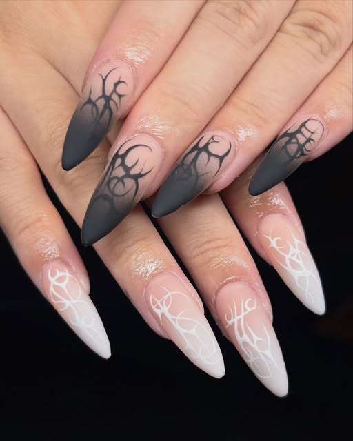 Ongles noirs et blancs aux motifs graphiques