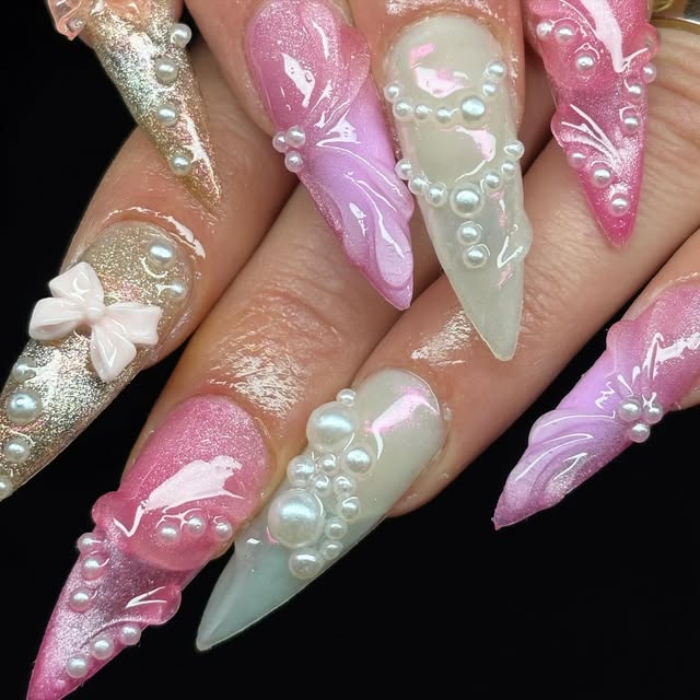 Nail art rose et blanc avec détails en perles