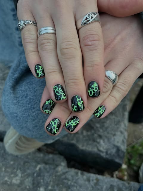 Ongles noirs et verts à motif animalier